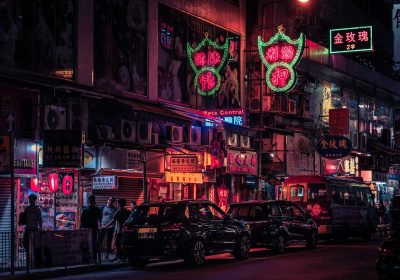 两人在夜晚的街道上并肩走路，路灯光晕柔和，画面有种若即若离的暧昧感，体现聊骚后线下见面的情境