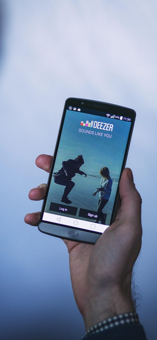聊骚 App 场景模板列表界面的手机截图，五类场景以卡片纵向排列，深绿标题配金棕分隔线